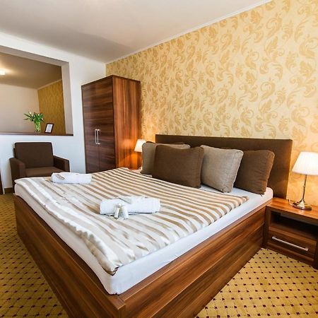 Hotel Merkur Kaluza Bagian luar foto