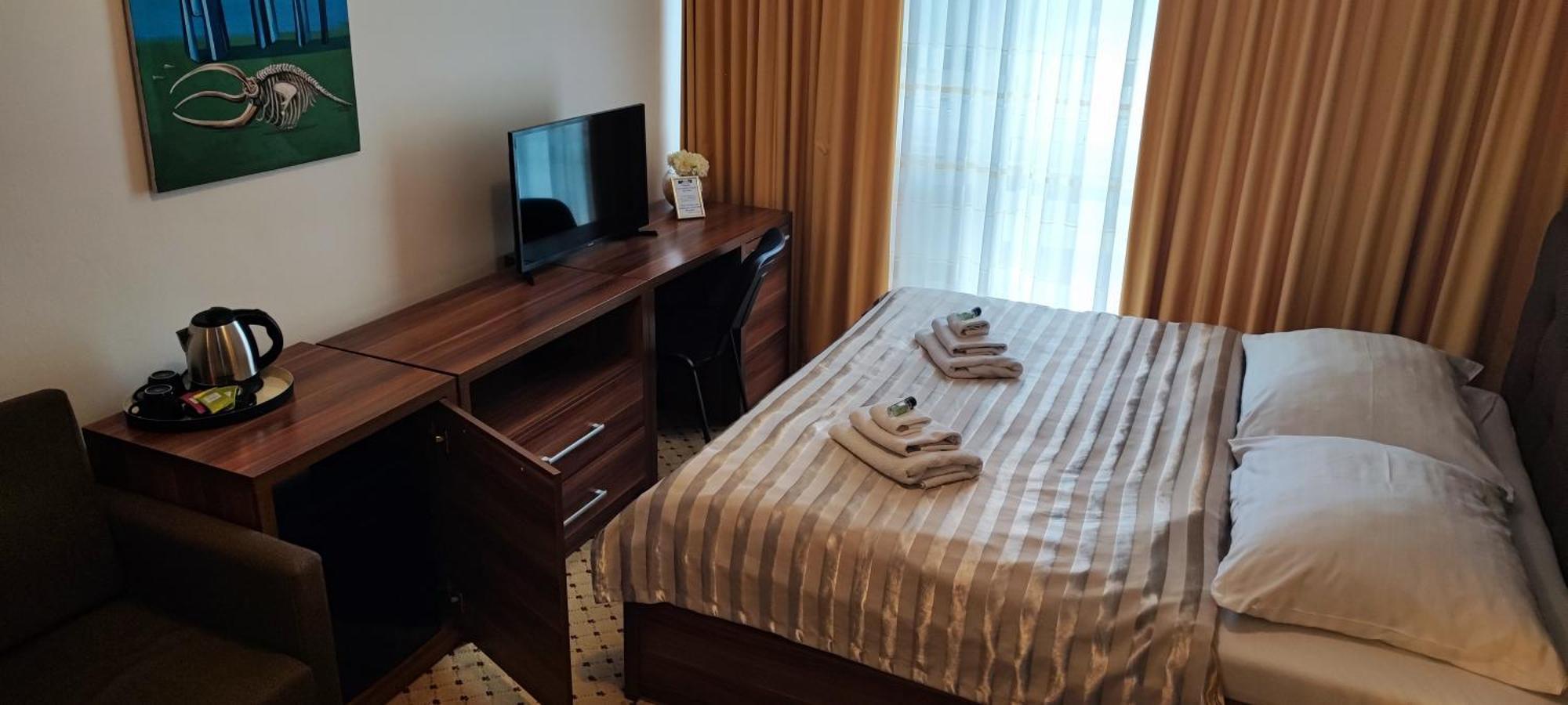 Hotel Merkur Kaluza Bagian luar foto